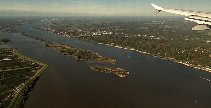 Niedersachsen - Landkreis Stade (links) / Schleswig Holstein - Kreis Pinneberg: Elbe Hanskalbsand Neßsand Luftbild aerial photo
