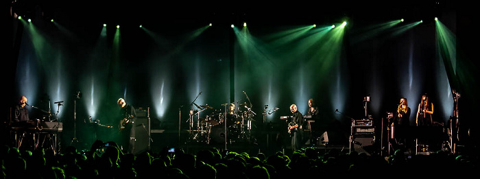 O2 World: Peter Gabriel Hamburg V.l.: Peter Gabriel, Tony Levin, Manu Katché, David Rhodes, David Sancious, Linnea Olsson, Jennie Abrahamson