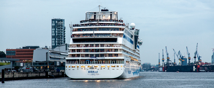 Elbe: Kreuzfahrtschiff AIDAsol am Alten Fährterminal Hamburg