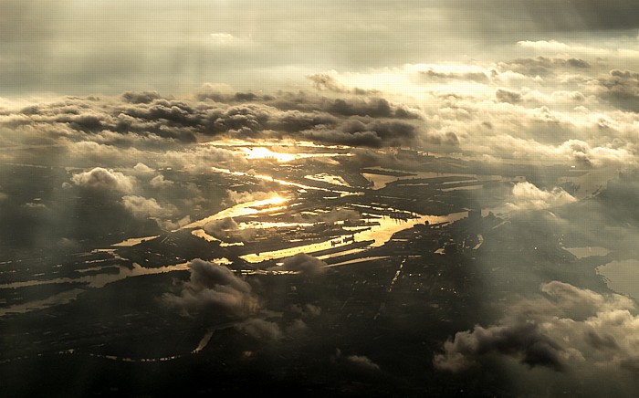 Hafen und Elbe (oben die Süderelbe, unten die Norderelbe) Hamburg