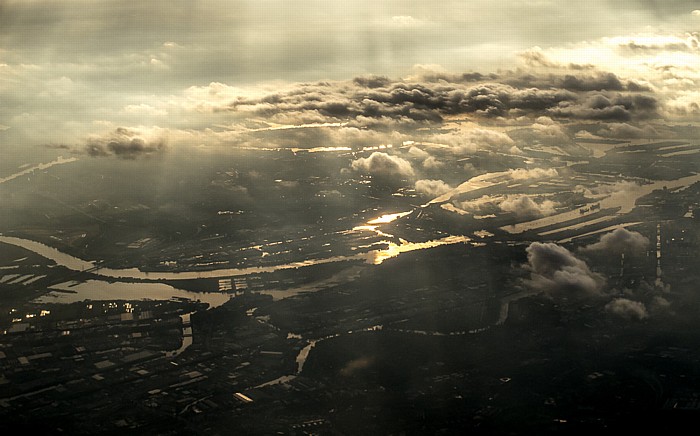 Hamburg Hafen und Elbe (oben die Süderelbe, unten die Norderelbe) Hamburger Hafen Luftbild aerial photo