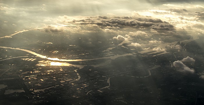 Hamburg Hafen und Elbe (oben die Süderelbe, unten die Norderelbe) Hamburger Hafen Luftbild aerial photo