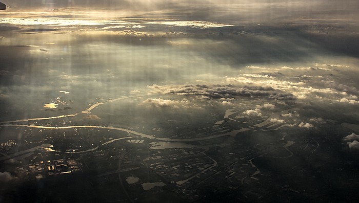 Hamburg Hafen und Elbe (oben die Süderelbe, unten die Norderelbe) Hamburger Hafen Luftbild aerial photo