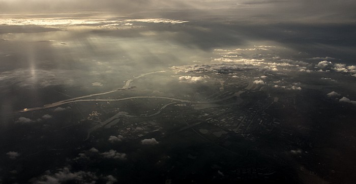 Hamburg Hafen und Elbe (oben die Süderelbe, unten die Norderelbe) Hamburger Hafen Luftbild aerial photo