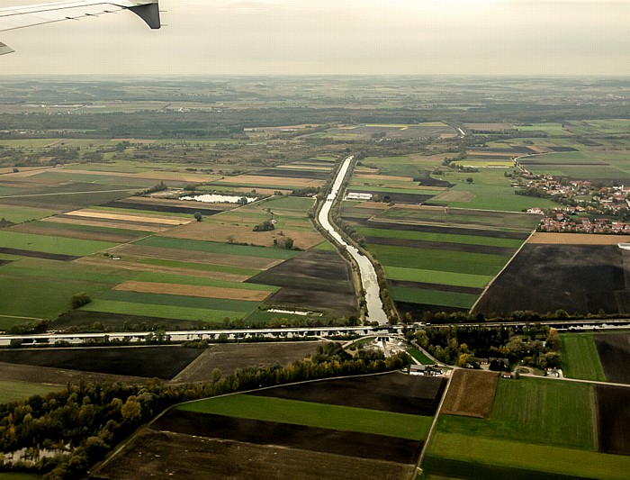 Bayern - Landkreis Erding: Mittlere-Isar-Kanal (horizontal verlaufend) und Sempt-Flutkanal Berglern Luftbild aerial photo