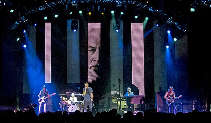 Donau-Arena: Deep Purple (+ Peter Frampton) Regensburg Der verstorbene Jon Lord auf dem Screen.