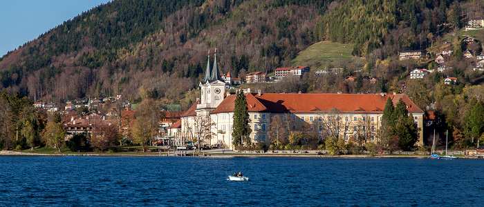 Tegernsee mit dem ehem. Benediktinerkloster Tegernsee (See)