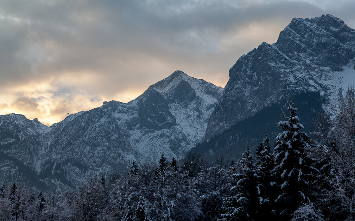 Blick aus dem Hotel Alpenhof: Wettersteingebirge - Kreuzeck (links) und Alpspitze Grainau