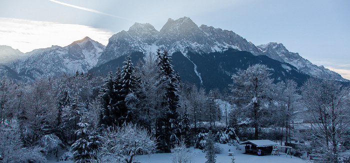 Grainau Blick aus dem Hotel Alpenhof: Wettersteingebirge - Kreuzeck und Alpsitze, Waxenstein, Zugspitze (v.l.)