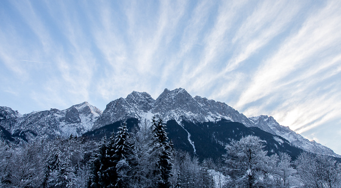 Grainau Blick aus dem Hotel Alpenhof: Wettersteingebirge - Kreuzeck und Alpsitze, Waxenstein, Zugspitze (v.l.)