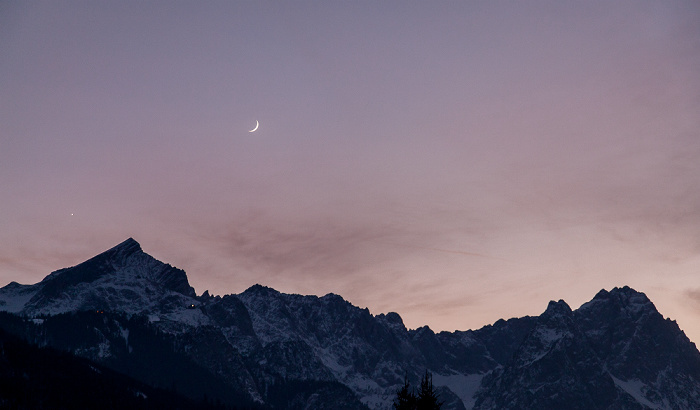 Mondaufgang über dem Wettersteingebirge Garmisch-Partenkirchen