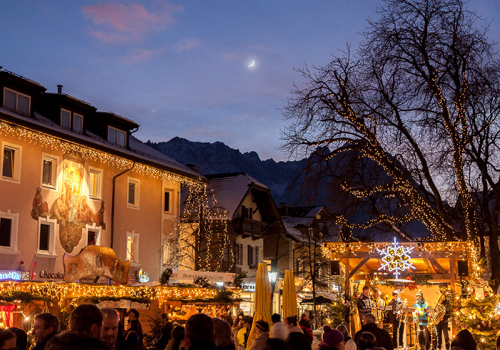 Garmisch-Partenkirchen Weihnachtsmarkt, Mondaufgang über dem Wettersteingebirge