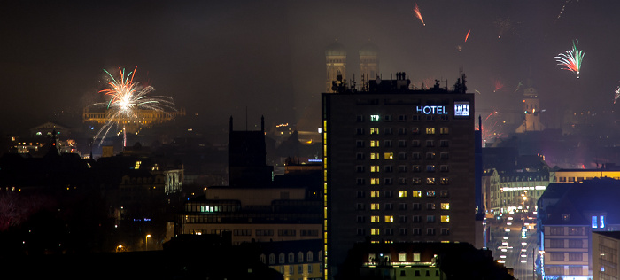 München Blick vom BR-Funkhaus: Silvester-/Neujahr-Feuerwerk Frauenkirche Maximilianeum