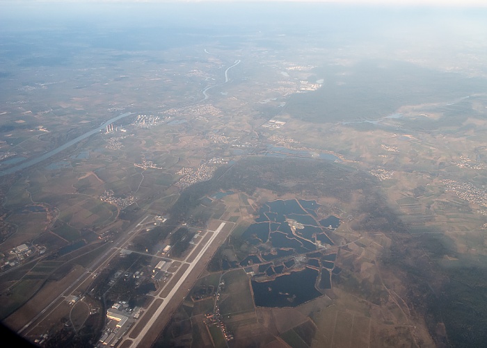 Bayern - Landkreis Pfaffenhofen an der Ilm (unten) / Landkreis Kelheim Bayernoil Raffinerie Vohburg Fliegerhorst Ingolstadt/Manching Kraftwerk Irsching Vohburg an der Donau Luftbild aerial photo