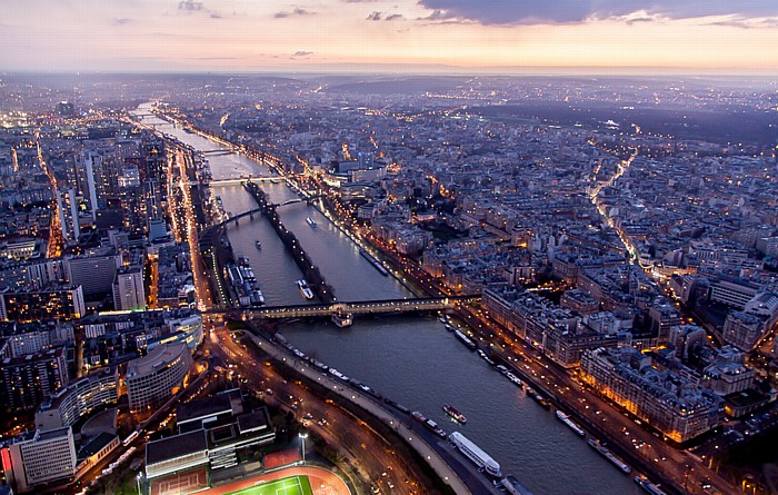 Blick vom Eiffelturm (Tour Eiffel): Seine mit der Île aux Cygnes Paris