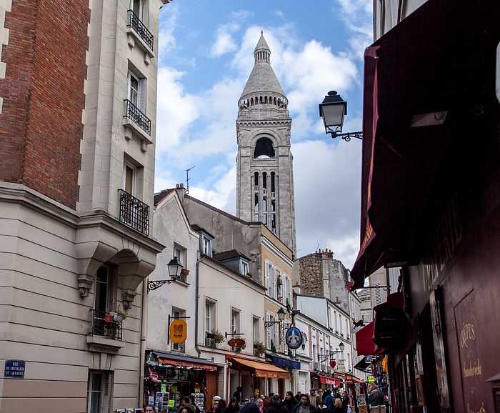 Montmartre: Rue du Chevalier de la Barre, Glockenturm der Basilique du Sacré-Coeur Paris