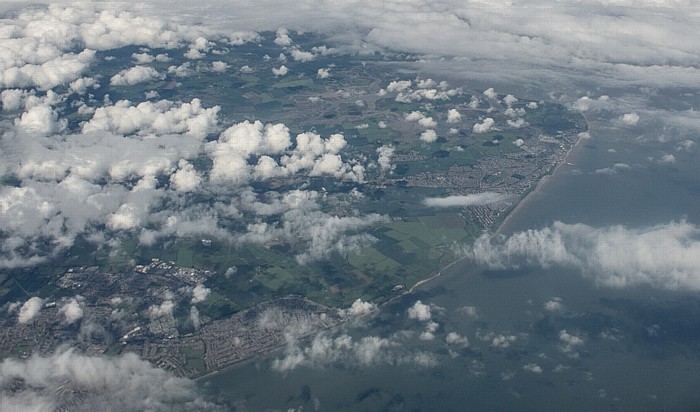 East of England - Essex: Halbinsel Tendring mit den Orten Clacton-on-Sea (links) und Frinton-on-Sea/Walton-on-the-Naze Luftbild aerial photo