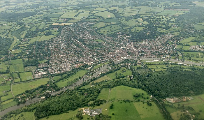 South East England - Oxfordshire (oberhalb der Themse) / Berkshire: Henley-on-Thames, Themse (River Thames) Luftbild aerial photo