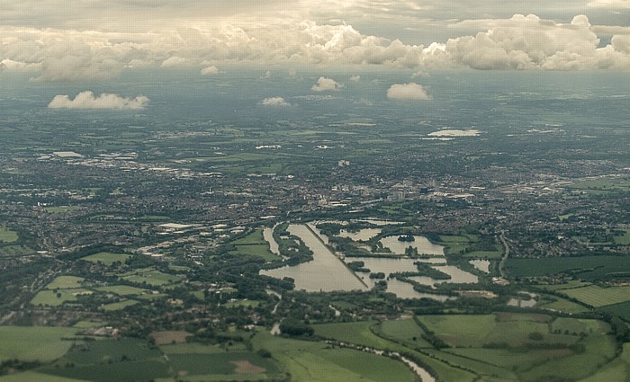 South East England - Berkshire: Caversham Lakes mit dem Redgrave Pinsent Rowing Lake in der Mitte Reading Luftbild aerial photo