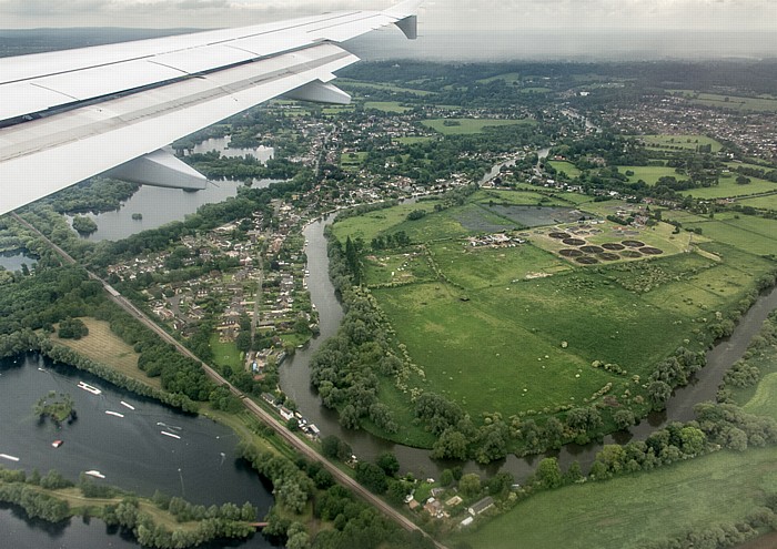 South East England - Berkshire: Ham Island, umflossen von der Themse (River Thames) Old Windsor Wraysbury Luftbild aerial photo