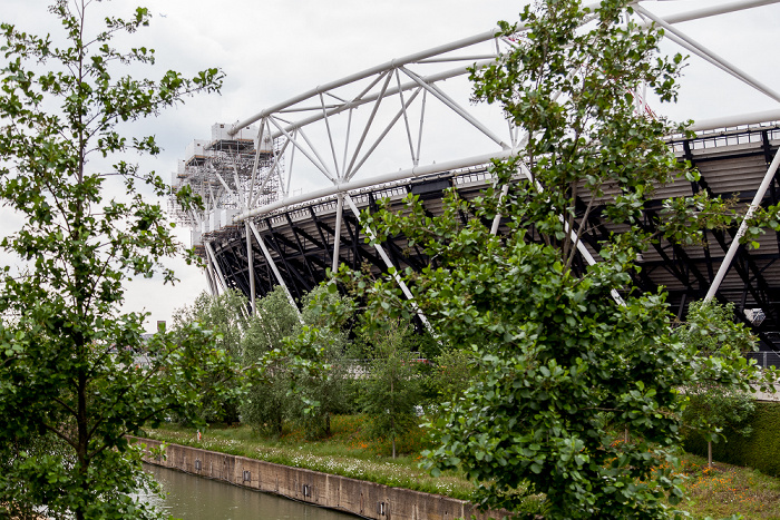 London Queen Elizabeth Olympic Park: Olympiastadion (Olympic Stadium) City Mill River