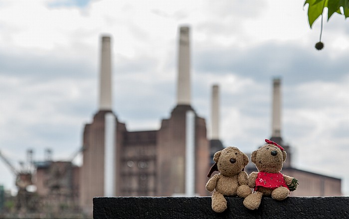 London Grosvenor Road: Teddy und Teddine Battersea Power Station Themse