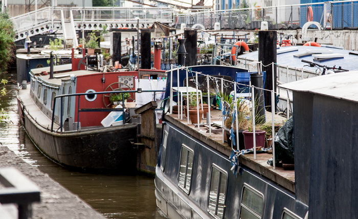Nine Elms, Themse mit Hausbooten (Nine Elms Pier) London