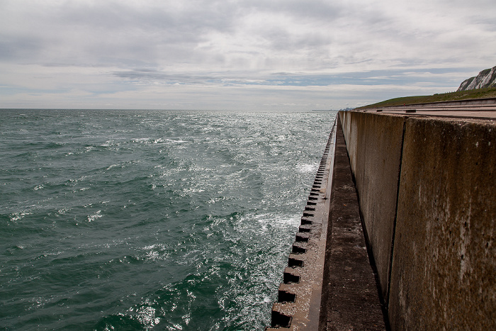 Ärmelkanal (English Channel), Ufermauer (Seawall), Kreidefelsen Samphire Hoe Country Park