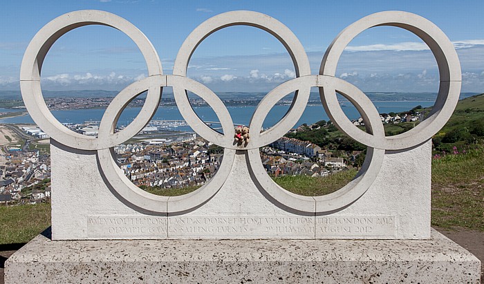 Isle of Portland Olympische Ringe zur Erinnerung an die Segelwettbewerbe der XXX. Olympischen Sommerspiele: Teddine und Teddy Portland Harbour