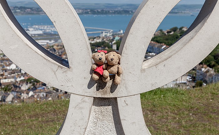 Isle of Portland Olympische Ringe zur Erinnerung an die Segelwettbewerbe der XXX. Olympischen Sommerspiele: Teddine und Teddy Portland Harbour