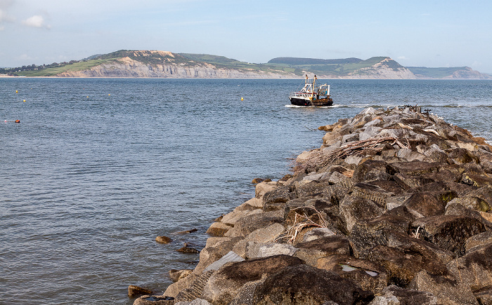 The Cobb, Ärmelkanal (English Channel), einlaufendes Fischerschiff Lyme Regis