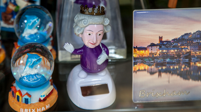 Brixham The Strand: Souvenirshop mit einer Dancing Queen