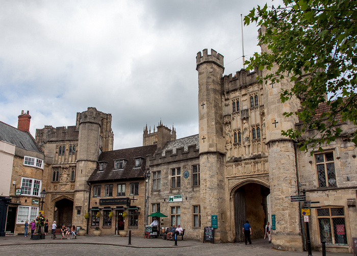 Wells Market Place: Penniless Porch (links) und The Bishop's Eye