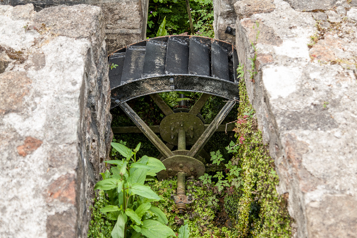 Wells Bishop's Palace Gardens: Wasserrad
