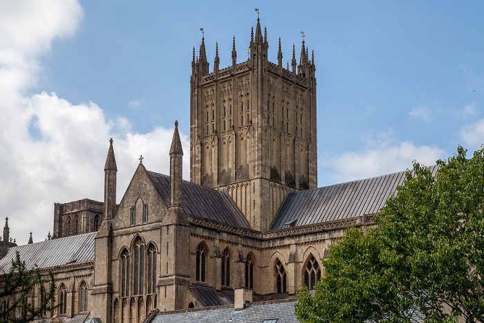 Blick aus dem Bishop's Palace Gardens: Wells Cathedral Wells