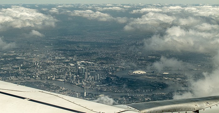London Isle of Dogs (Docklands), Themse, Greenwich Peninsula mit The O2 (Millennium Dome) Luftbild aerial photo
