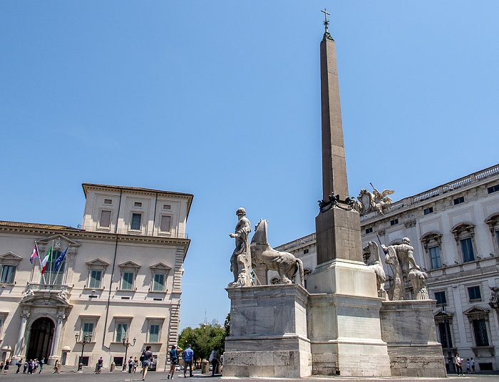 Trevi / Monti: Piazza del Quirinale - Fontana dei Dioscuri (Dioskurenbrunnen) mit dem Obelisco del Quirinale Rom