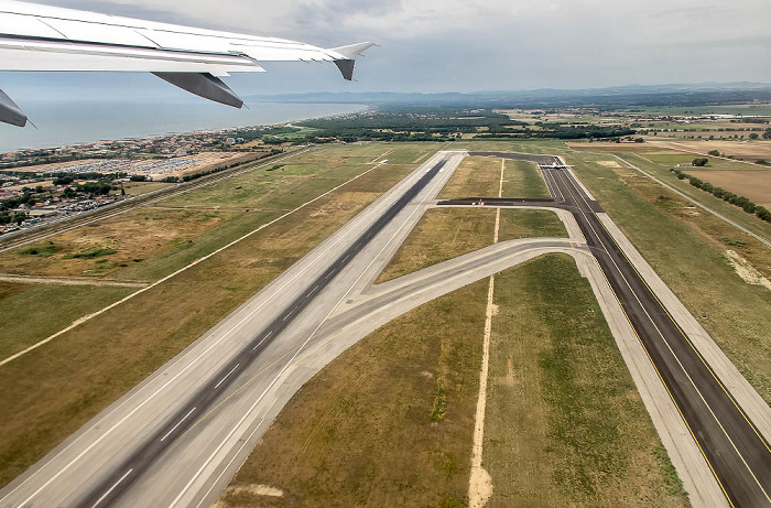 Latium - Fiumicino: Flughafen Rom-Fiumicino (Aeroporto di Roma-Fiumicino “Leonardo da Vinci”) Luftbild aerial photo