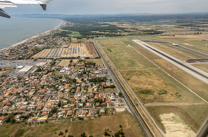 Latium - Fiumicino: Focene (links), Flughafen Rom-Fiumicino (Aeroporto di Roma-Fiumicino “Leonardo da Vinci”) Luftbild aerial photo
