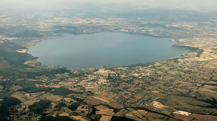 Latium - Braccianosee (Lago di Bracciano) Luftbild aerial photo