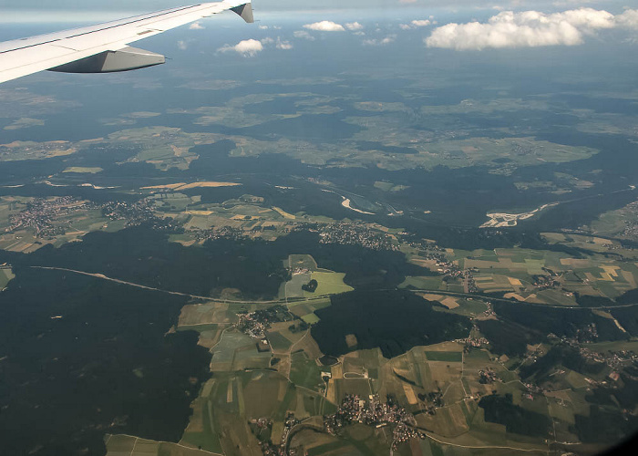 Bayern - Landkreis Bad Tölz-Wolfratshausen (rechts) / Landkreis Starnberg (links unten) / Landkreis München (links oben) Bundesautobahn A 95 Icking Isar Luftbild aerial photo