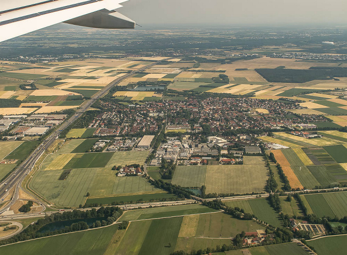 Bayern - Landkreis Freising: Eching Autobahnkreuz Neufahrn Bundesautobahn A 9 Bundesautobahn A 92 Echinger See Echinger Weiher Luftbild aerial photo