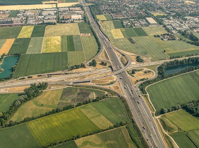 Bayern - Landkreis Freising: Autobahnkreuz Neufahrn Bundesautobahn A 9 Bundesautobahn A 92 Eching Echinger Weiher Unterer Moosweiher Luftbild aerial photo