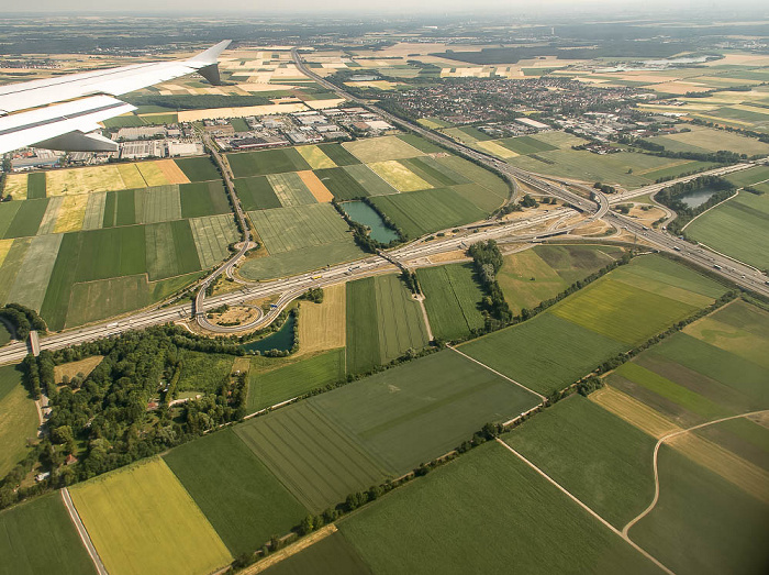 Bayern - Landkreis Freising: Bundesautobahn A 92 mit Anschlussstelle Eching-Ost Autobahnkreuz Neufahrn Echinger Weiher Oberer Moosweiher Unterer Moosweiher Luftbild aerial photo