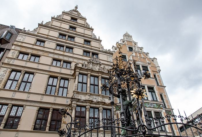 Altstadt: Holzmarkt - Holzmarktbrunnen (Oscar-Winter-Brunnen) und Leibnizhaus Hannover