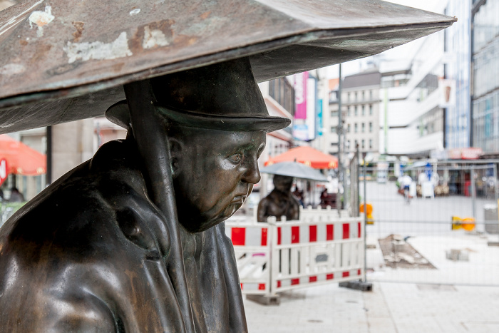 Hannover Mitte: Georgstraße / Große Packhofstraße - Regenschirmfigur (von Ulrike Enders)