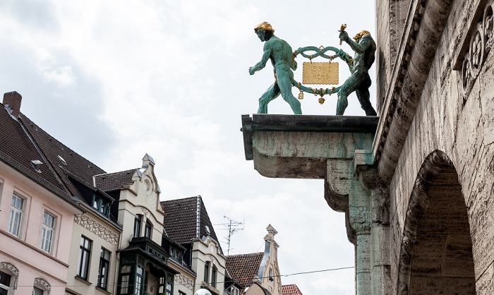 Hannover List: Podbielskistraße - Ehem. Keksfabrik Hermann Bahlsen: Brezelmänner mit dem Leibniz-Keks