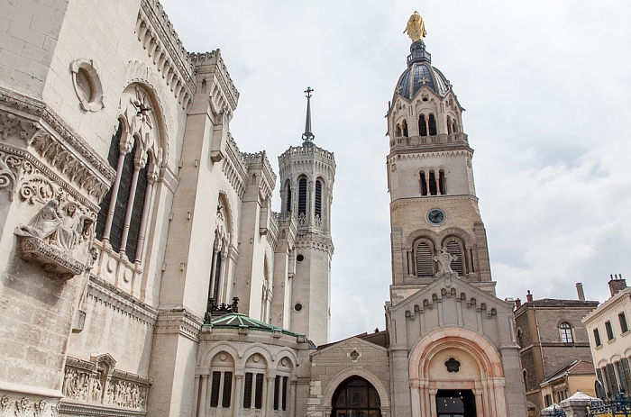 Lyon Fourvière: Basilique Notre-Dame de Fourvière (links) und Chapelle Saint-Thomas