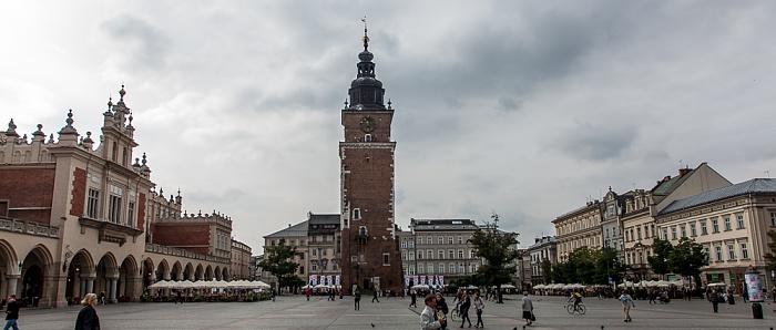 Stare Miasto: Hauptmarkt (Ring, Rynek Glówny) mit Krakauer Rathausturm (Wieza Ratuszowa) Krakauer Tuchhallen
