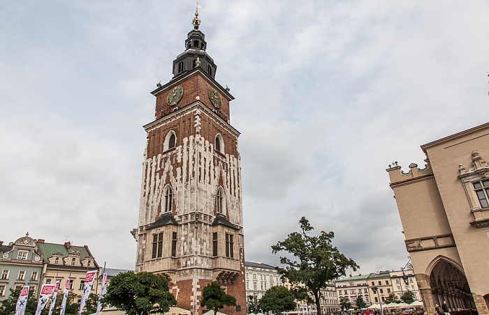 Stare Miasto: Hauptmarkt (Ring, Rynek Glówny) mit Krakauer Rathausturm (Wieza Ratuszowa) Krakauer Tuchhallen